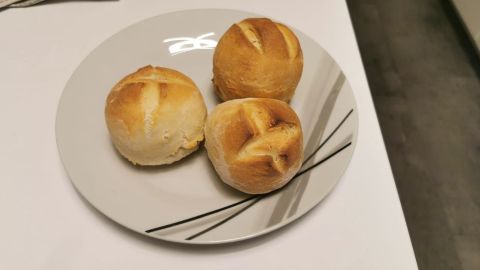Back deine eigenen Sonntagsbrötchen mit diesem einfachen Rezept und genieße frische Brötchen wie auf dem Bild.