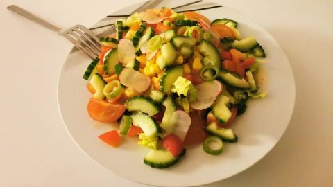 Frischer, bunter Salat mit Radieschen und Frühlingszwiebeln – ein leichtes Rezept für jede Gelegenheit. Probiere es aus!