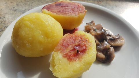 Die selbstgemachten Kartoffelknödel saugen Soßen wunderbar auf und sind eine sehr schmackhafte Beilage zu Pilzragout.