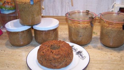 Schoko-Pinienkern-Kuchen aus dem Glas: Ein Kuchen als Vorrat ist nie verkehrt, denn Besuch kann immer kommen.