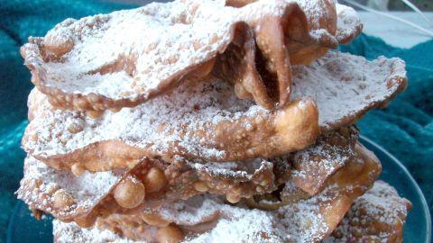 Knusprige, goldbraune Schweizer Fasnachtschüechli, verziert mit Puderzucker, laden zum Genießen ein. Backe diese traditionelle Köstlichkeit nach!