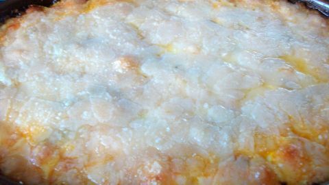 Der Kartoffel-Paprika-Auflauf mit Frischkäse ist nach 45 Minuten bei 180 Grad Ober-/ Unterhitze im Backofen überbacken.
