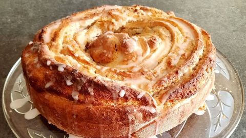 Riesen-Nussschnecke: Eine perfekt saftige Leckerei für alle Nussliebhaber. Ideal für den nächsten Kaffeeklatsch oder als Dessert.
