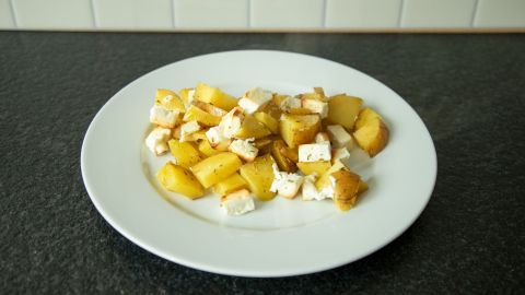 Würzige Feta-Kartoffeln aus dem Ofen: Ein einfaches Rezept für ein herzhaftes Gericht.