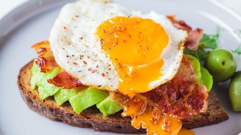 Leckeres Avocado-Brot mit Spiegelei und Speck - einfach und schnell zubereitetes Frühstück.