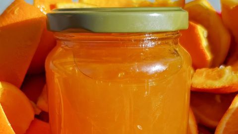 Fruchtige Orangenmarmelade mit Fruchtfleisch - bringe ein Stück Sonnenschein ins Glas und genieße den Geschmack von frischen Orangen!