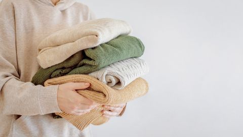Was ist Slow Fashion? Die Bewegung setzt auf Qualität statt Quantität. Dieser Ansatz fördert Nachhaltigkeit mit langlebigen Materialien.