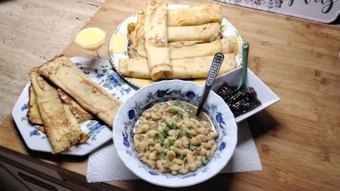 Die Knöpfle-Suppe kam mir in den Sinn, denn ich hatte noch welche übrig. Als Beilage gab es Omeletten dazu, gefüllt.