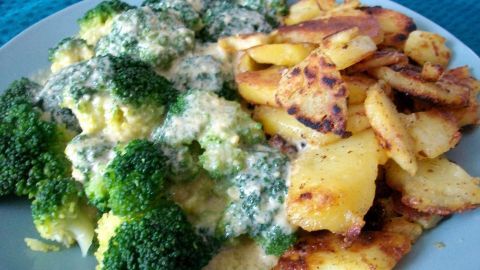 Kreiere ein leckeres Gericht mit Brokkoli, cremiger Sauce Hollandaise und knusprigen Bratkartoffeln, perfekt für ein schnelles Mittagessen.