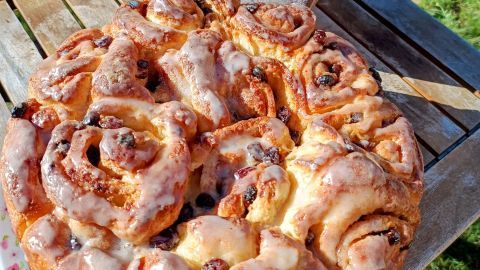 Schmeckt einfach immer: Der wunderbar lockere Schnecken-Kuchen mit Rosinen und viel Zimt krönt jede Kaffee-Tafel.