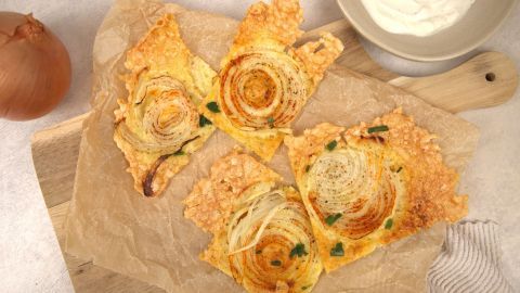 Knusprig und superlecker: Diese Käse-Zwiebel-Chips sind das perfekte Fingerfood, wenn's mal schnell und einfach gehen muss.