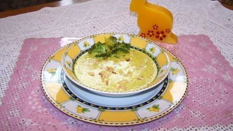 Genieße eine festliche Gemüsesuppe zu Ostern: cremig, gesund und perfekt als Hingucker mit einem Hasen als Deko. Ideal für die Feiertage!