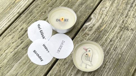 Teelichter mit persönlicher Botschaft selbstgemacht: Diese DIY-Idee überrascht mit versteckten Nachrichten unter dem Wachs beim Abbrennen.