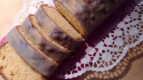 Genieße den saftigen Karamell-Kuchen, perfekt für jede Kaffeepause. Einfaches Rezept für einen unwiderstehlichen Genussmoment.