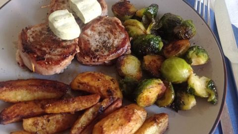 Schweinemedaillons im Speckmantel mit Rosmarin-Kartoffeln und knackigem Rosenkohl. Ein Genuss für dein nächstes Abendessen.
