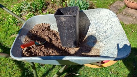 Mische deine eigene Blumenerde mit einfachen Zutaten. Du brauchst nur Gartenerde, Kompost und Sand.