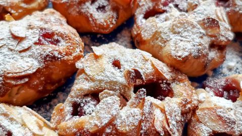 Lust auf ein schnelles Dessert? Diese Blätterteig-Kirschtaschen sind einfach zu machen und köstlich. Perfekt für spontane Backfreuden.