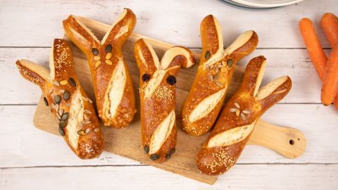 Backe zu Ostern knusprige Laugenstangen im entzückenden Hasen-Look. Perfekt als Hingucker für den Osterbrunch.