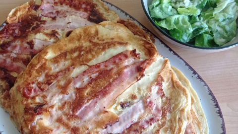 Speckpfannkuchen kombiniert mit frischem Salat - so einfach bereitest du dieses leckere Gericht für ein schnelles Abendessen zu.