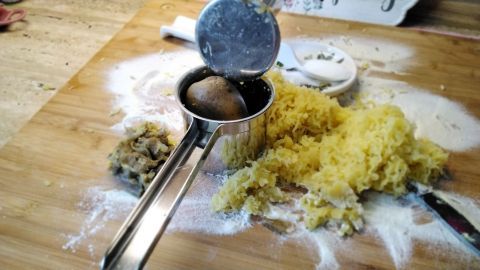 Kartoffeln pressen ohne schälen: Ein praktischer Trick, um gekochte Kartoffeln schnell in köstlichen Kartoffelbrei oder Ähnliches zu verwandeln.