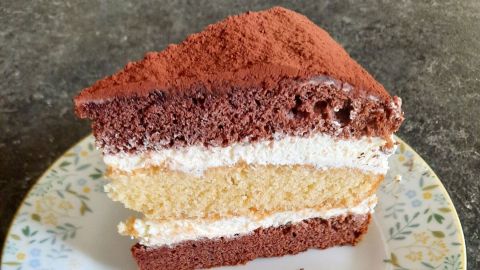 Dreifarbige Schokotorte: Ein Genuss aus Schichten von fluffigem Rührteig und cremiger Füllung, der jeden Kaffeetisch verzaubert.