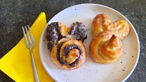 Backe köstliche Osterhasen aus Hefeteig mit Mohn- und Zimtfüllung. Perfekt für einen süßen Start in die Osterzeit.