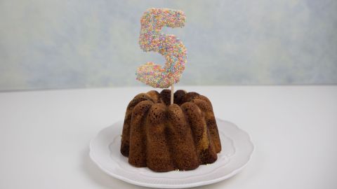 Der Artikel zeigt Schritt für Schritt, wie Du solch eine dekorative Zahl mit bunten Zuckerperlen gestalten kannst, um jede Feier zu versüßen.