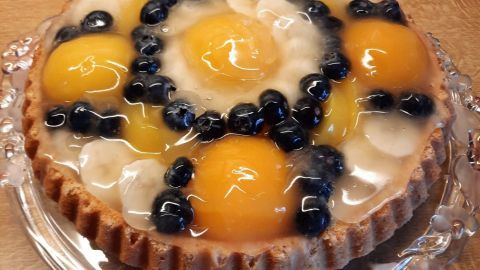 Mit Vollkornboden und frischem Obst wie Banane, Pfirsich und Heidelbeeren wird diese Obstttorte zum gesunden Highlight auf deinem Tisch.