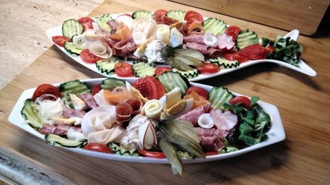 Bunte Appetitbrote: Frische Wurst, Käse, Gemüse kreativ angerichtet für ein schnelles, leckeres Abendbrot.