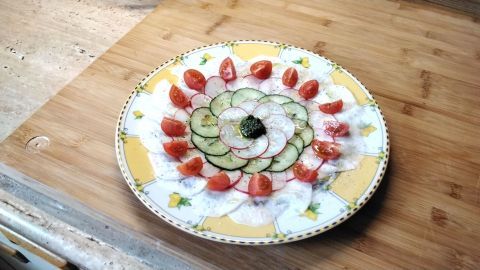 Rohkostteller: Frische Gurke, Radieschen, Mairübe und Tomaten mit würzigem Bärlauchpesto. Einfache Zubereitung für den gesunden Genuss.