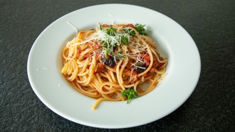 Spaghetti alla Puttanesca: Eine würzige Gaumenfreude mit Oliven, Kapern und Tomaten, die dein Abendessen aufpeppen wird.