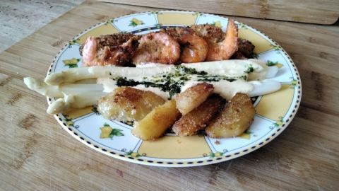 Panierte Garnelen, knusprige Bratkartoffeln und Spargel mit schneller Sauce Hollandaise – so gelingt dir ein raffiniertes Frühlingsgericht.