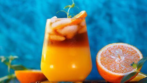 Erlebe den Frischekick mit einem Espresso-O: Eiskalter Mix aus Orangensaft und heißem Espresso, perfekt für heiße Tage.