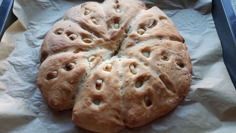 Knuspriges römisches Brot zeichnet sich durch seine besondere Form aus: Vor dem Backen wird es in "Tortenstücke" unterteilt.
