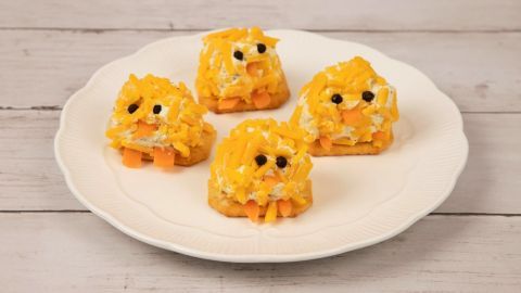 Diese niedlichen Frischkäse-Küken-Bällchen sind perfekt für deinen Osterbrunch. Einfache Zubereitung, leckeres Ergebnis.
