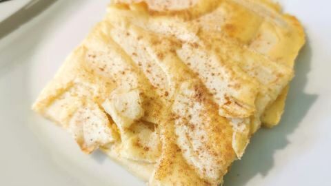 Genieße den unkomplizierten Apfelpfannkuchen aus dem Backofen, goldbraun gebacken und verfeinert mit Zimt. Ideal für jede Gelegenheit!