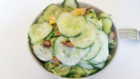 Gurkensalat mit Joghurt und Smashed Potatoes: Ein frisches und leckeres Gericht in einer Schale angerichtet, perfekt für warme Tage. Probier es aus!