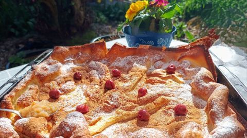 Wie ein Spaziergang in den Wolken: Der fluffig leichte Pfannkuchen aus dem Backofen mit Puderzucker und Zimt.
