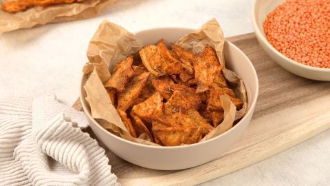 Auf der Suche nach einer gesünderen Alternative zu Kartoffelchips aus der Tüte? Dann mache diese einfachen, proteinreichen Linsenchips selber!