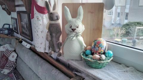 Nähe deinen eigenen Stoff-Osterhasen als gemütliche Deko für die Fensterbank. In der Anleitung findest du alle Schritte und Tipps.