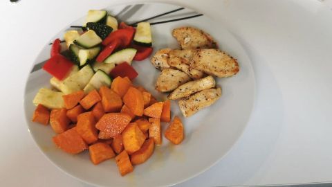 Genieße ein schnelles und gesundes Gericht mit Hähnchenbrustfilet, Paprika, Zucchini und Süßkartoffeln. Ideal für einen gesunden Fitnessteller.
