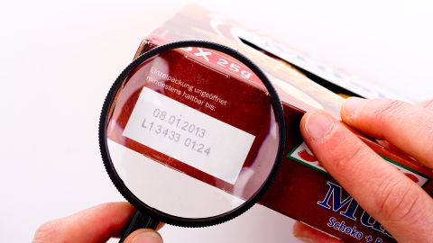 Auch nach Ablauf des Mindesthaltbarkeitsdatums sind viele Lebensmittel noch genießbar. Prüfe sie genau, statt sie wegzuwerfen. Mehr Infos im Artikel inkl. Tabelle.