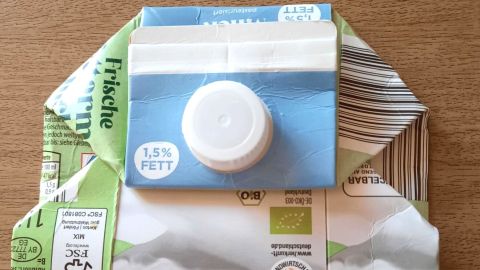 Bevor du deinen Tetrapak entsorgst, solltest du ihn flach falten. So sparst du Platz in deinem Müll!