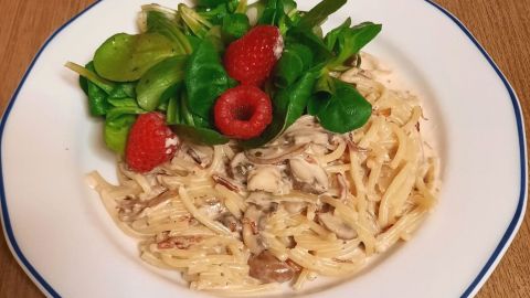 Spaghetti mit Champignon-Rahmsoße trifft auf frischen Feldsalat und Himbeeren – probiere dieses schnelle, vegetarische Rezept zur Resteverwertung aus!