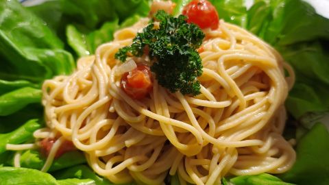 So lecker und schnell zubereitet: Spaghetti mit Käsesoße, verfeinert mit Tomaten und Paprika-Paste.