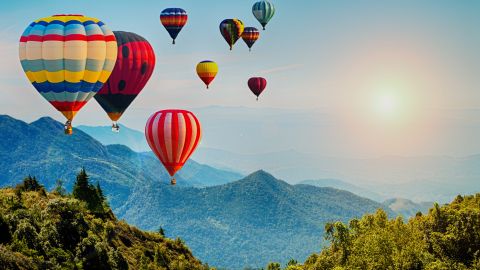 Lotte erklärt dir, warum Heißluftballons fliegen können und damit ein tolles Schauspiel am Himmel bieten.
