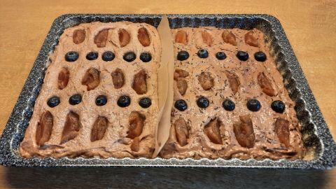 Zweierlei Obst-Blechkuchen mit Schoko und Nuss: Saftig, aromatisch, perfekt für den nächsten Kaffeeklatsch auf deinem Tisch.