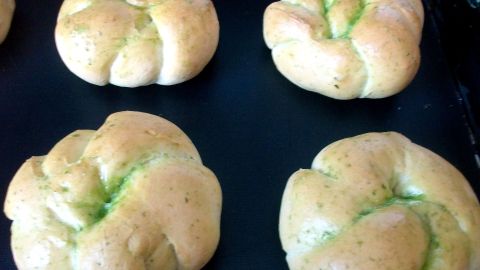 Frisch gebackene Bärlauch-Brötchen auf dem Backblech