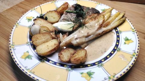 Spargel mit Lachs, knusprigen Kartoffeln und frischer Zitronensoße – genieße ein einfaches und leckeres Frühlingsgericht aus dem Rezept!