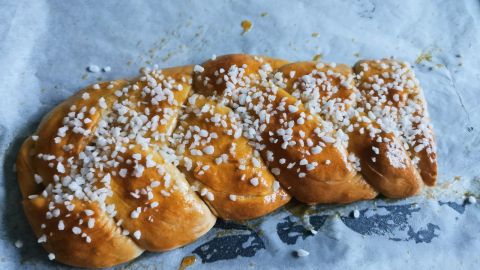 Omas Hefezopf mit Aprikose und Hagelzucker – ein echt leckeres, kleines Dessert, auch für zwischendurch!